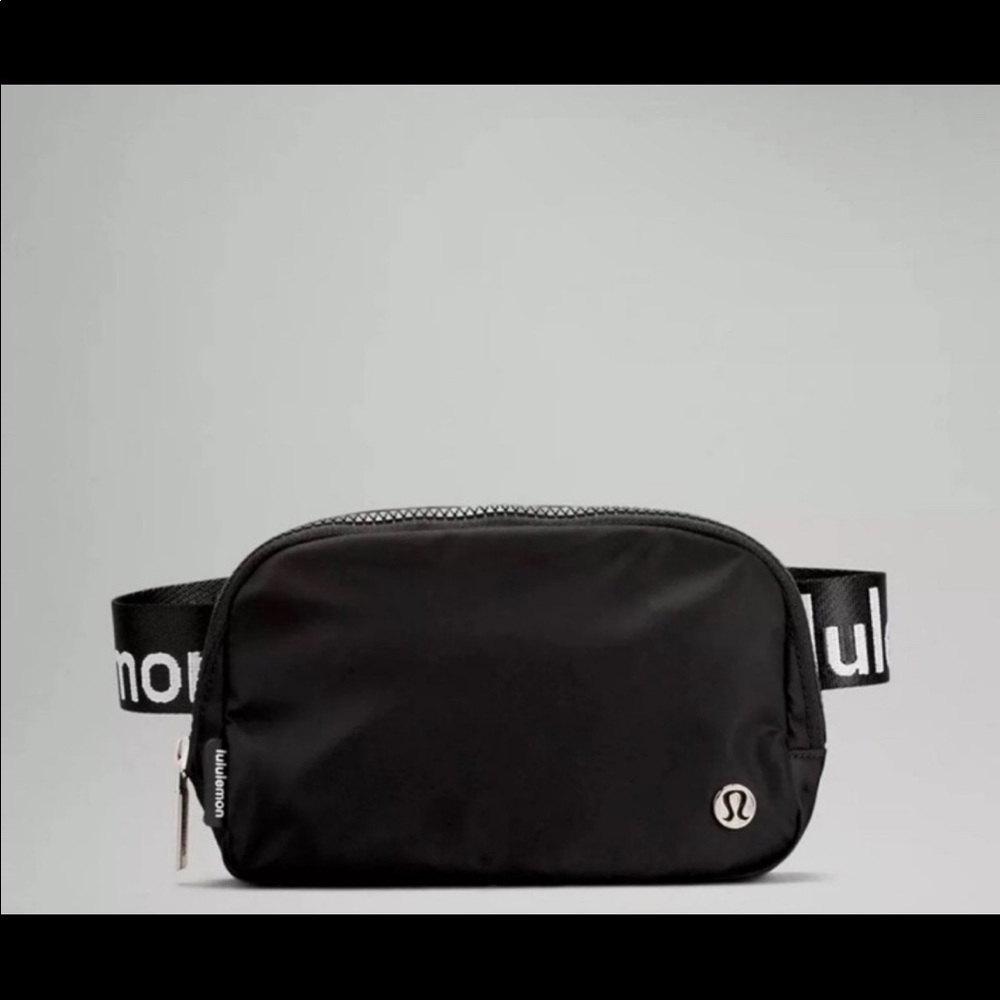 NWT Lululemon Everywhere Belt Bag With Logo Strap
